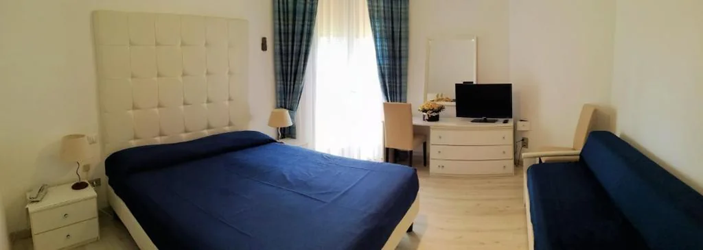 Camera Matrimoniale/Doppia con Letti Singoli — Hotel King