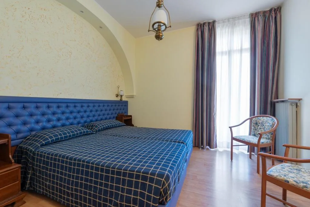 Camera Matrimoniale/Doppia con Letti Singoli — Hotel Malcesine