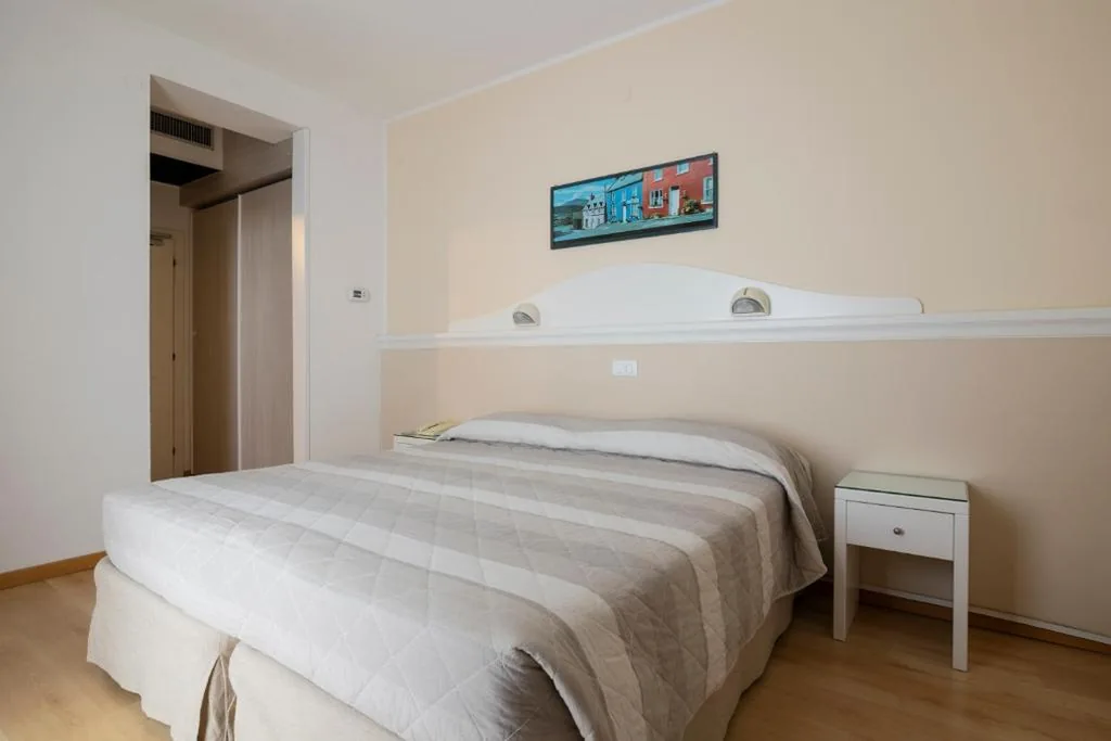 Camera Matrimoniale/Doppia con Letti Singoli — Hotel Miami