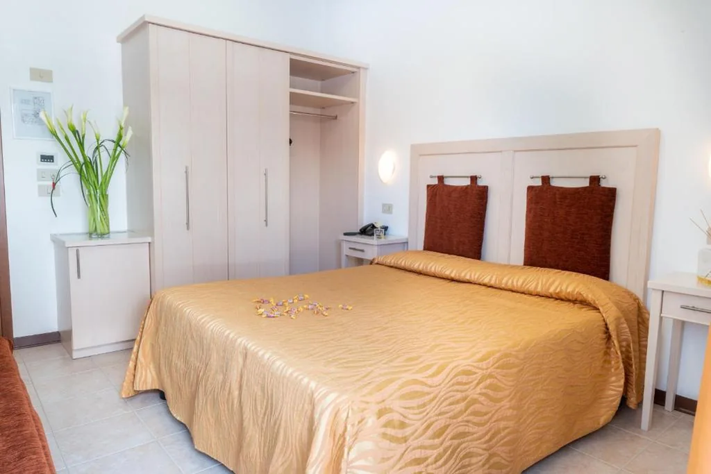 Camera Matrimoniale/Doppia con Letti Singoli — Hotel Nettuno