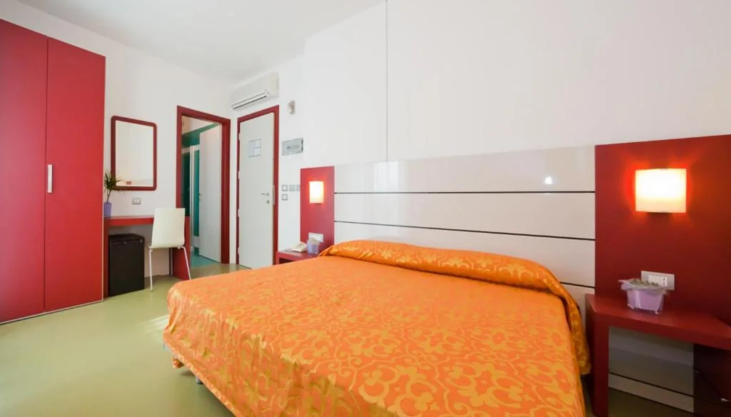 Camera Matrimoniale/Doppia con Letti Singoli — Hotel Raffaello