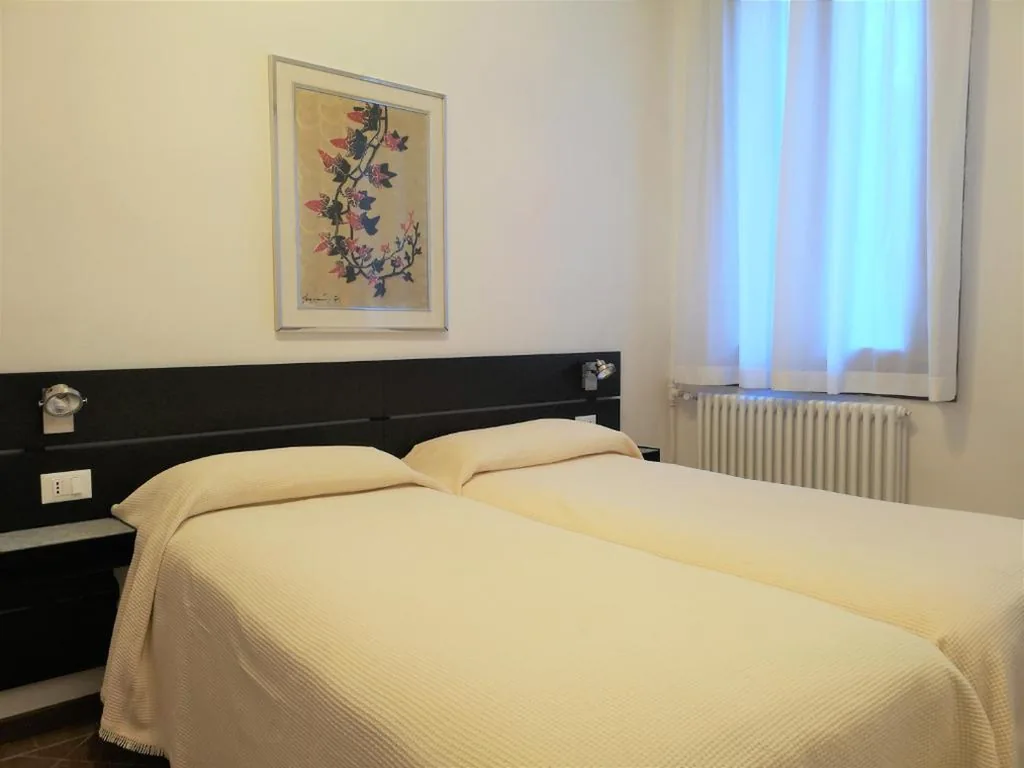 Camera Matrimoniale/Doppia con Letti Singoli — Hotel Rossi