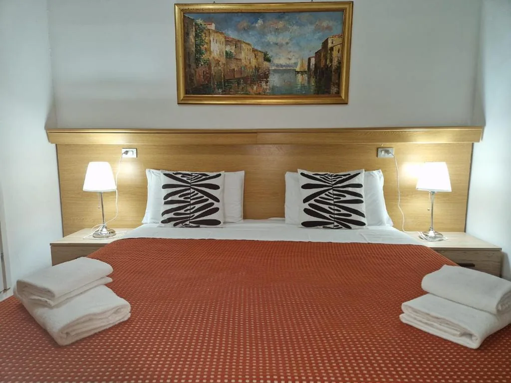 Camera Matrimoniale/Doppia con Letti Singoli — Hotel Tito