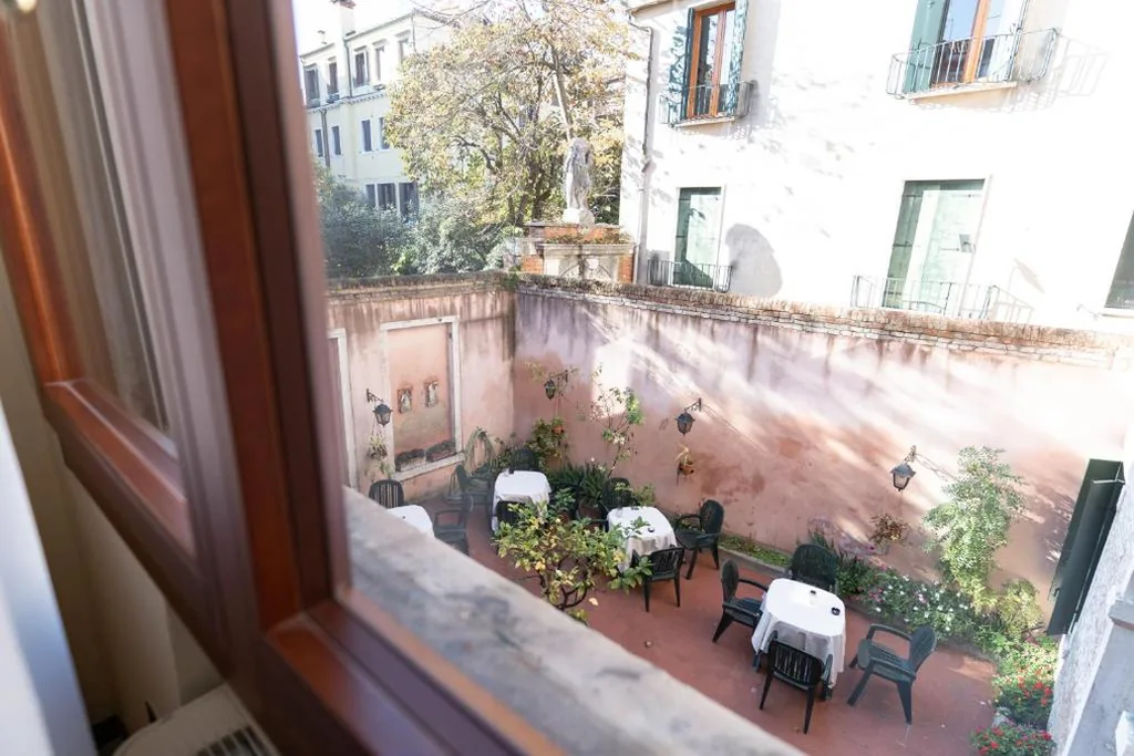 Camera Matrimoniale/Doppia con Letti Singoli — Hotel Tivoli