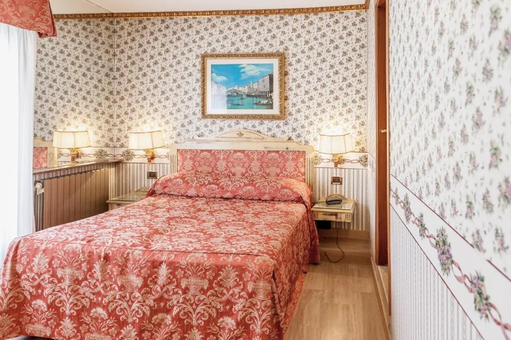 Camera Matrimoniale/Doppia con Letti Singoli — Hotel Venezia