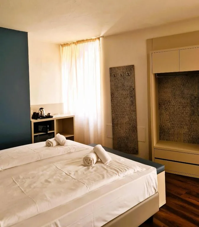 Camera Matrimoniale/Doppia con Letti Singoli nella Dependance — Hotel all’Azzurro