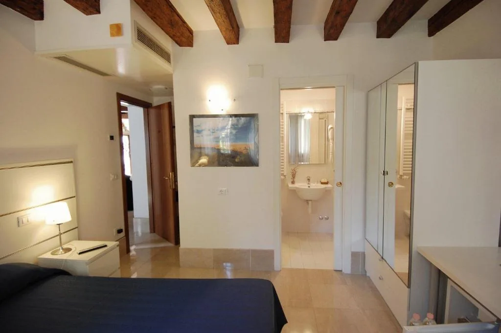Camera Matrimoniale/Doppia con Letti Singoli — Santa Margherita Guest House