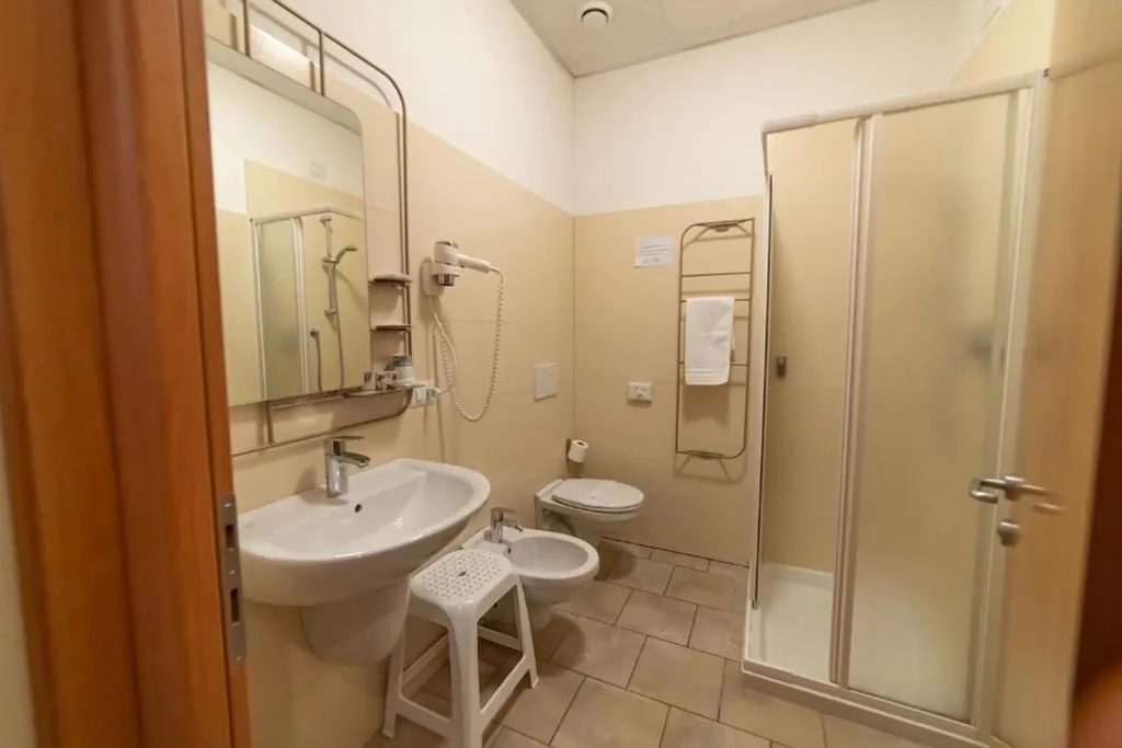 Camera Matrimoniale/Doppia con Letti Singoli — Santa Teresa House