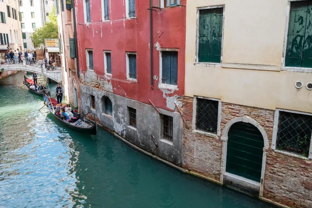 Camera Matrimoniale Economy con Vista Canale — Hotel al Sotoportego