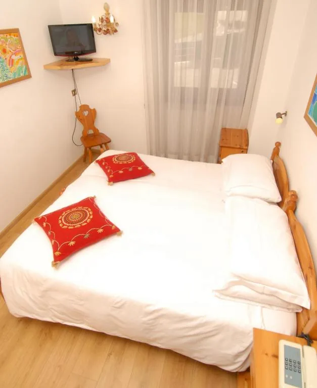 Economy Double Room — Hotel Panda Cortina- ricarica auto elettriche