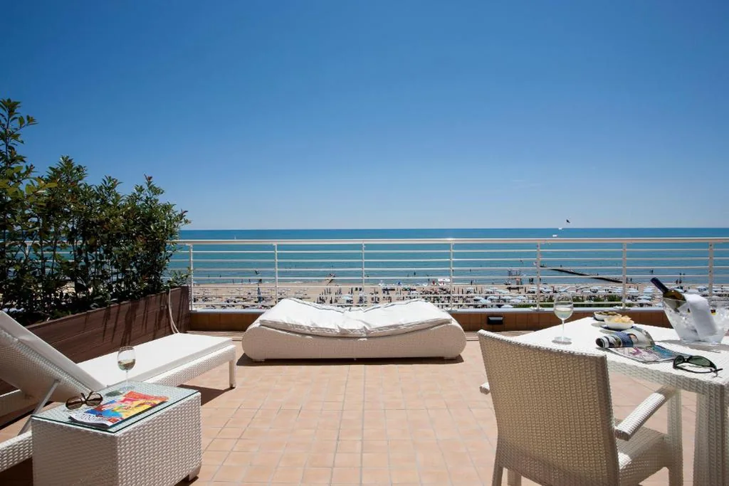 Executive Double Room with Terrace — Hotel Aurora