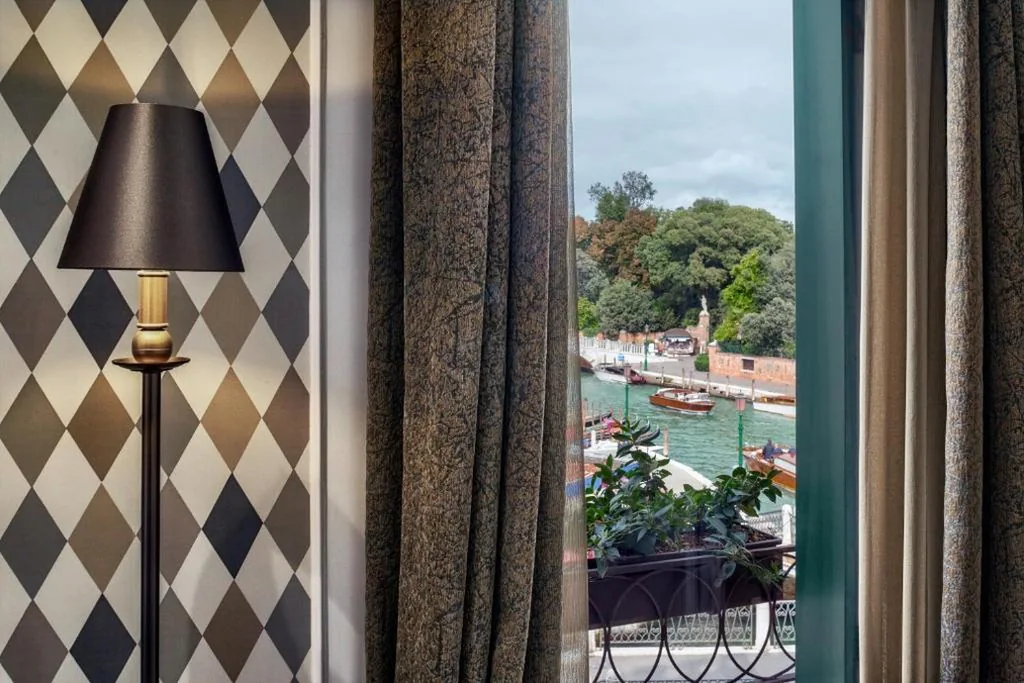 Executive Double Room with Canal View — Hotel Arlecchino