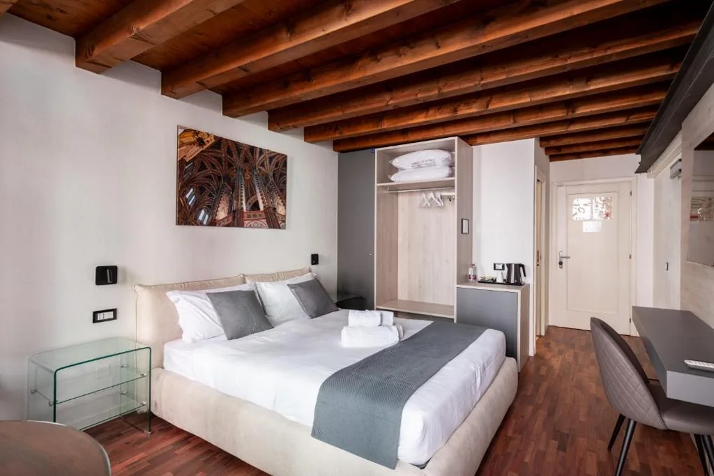 Camera Matrimoniale — GuestHost – Santo 86 Luxury Rooms