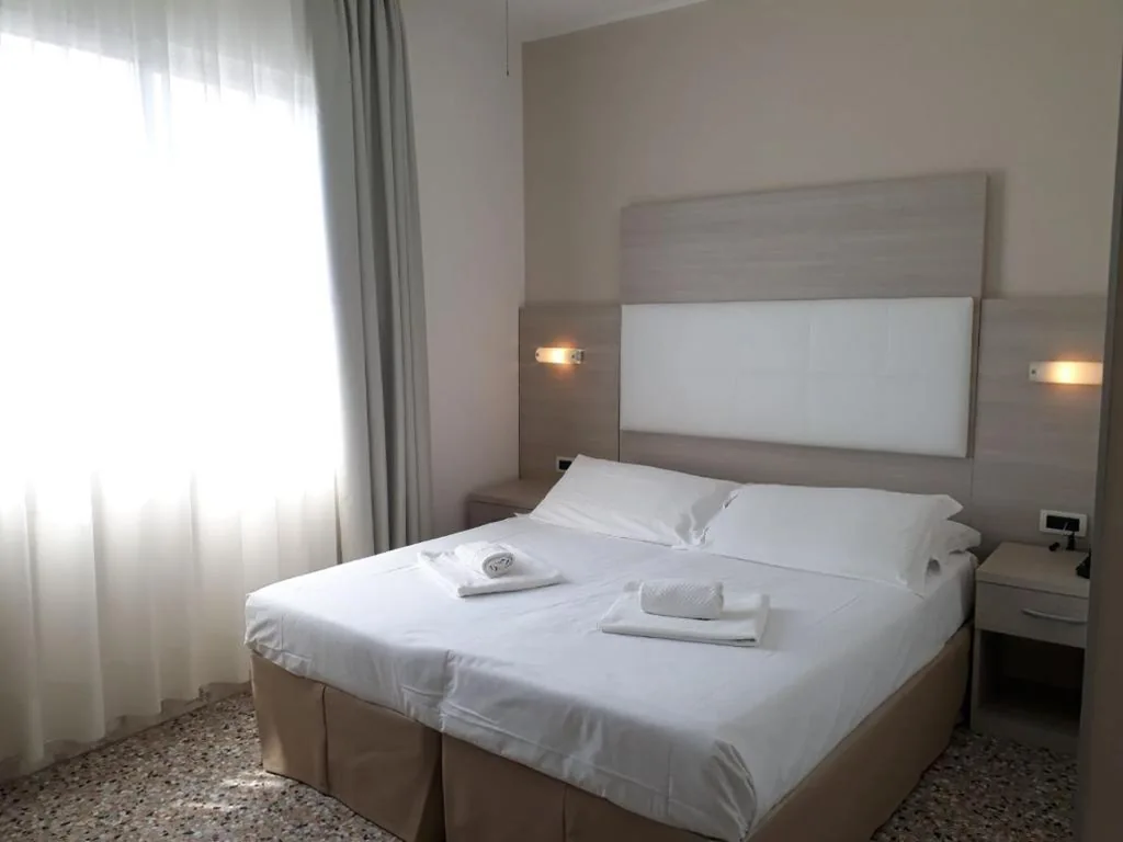 Camera Matrimoniale — Hotel Atenea Golden Star
