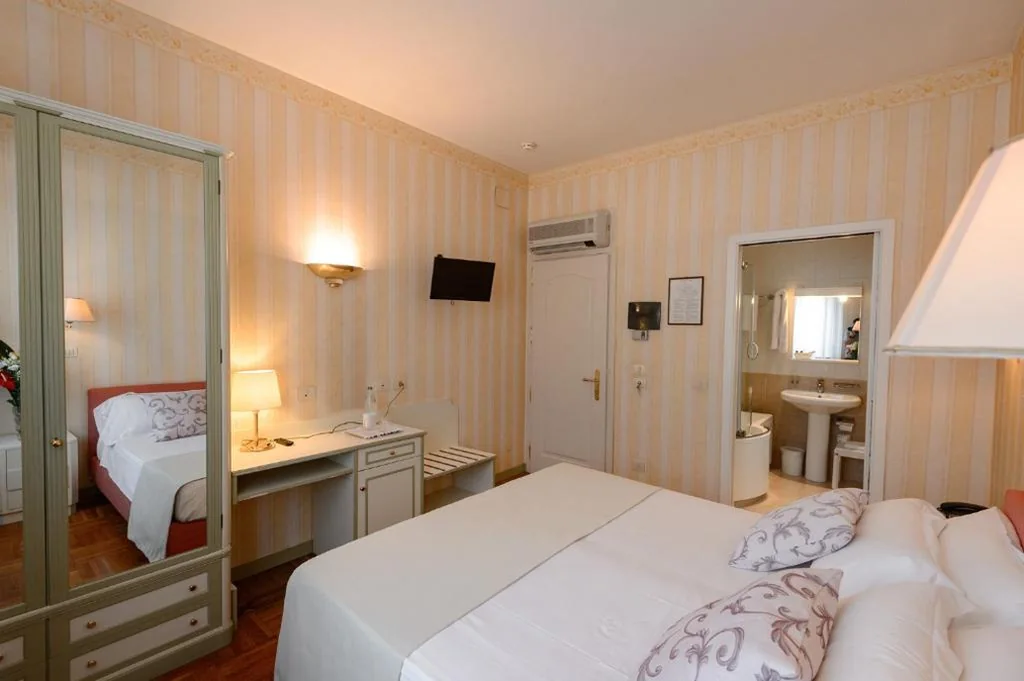Double Room — Hotel Continental