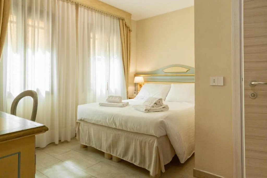Double Room — Hotel Falier