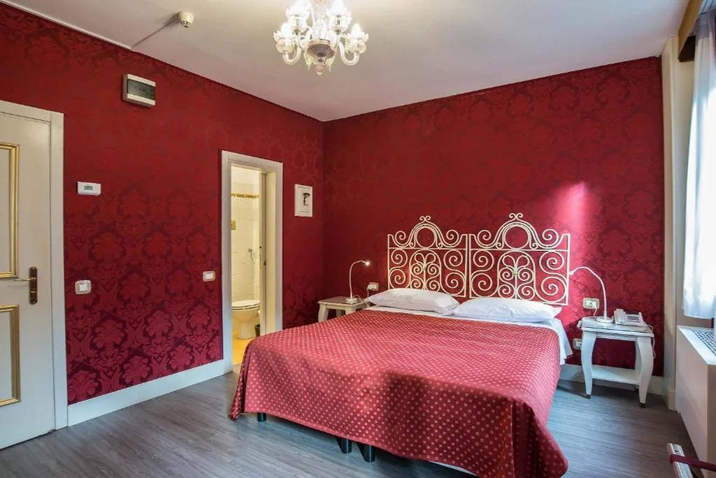 Double Room — Hotel La Fenice et Des Artistes