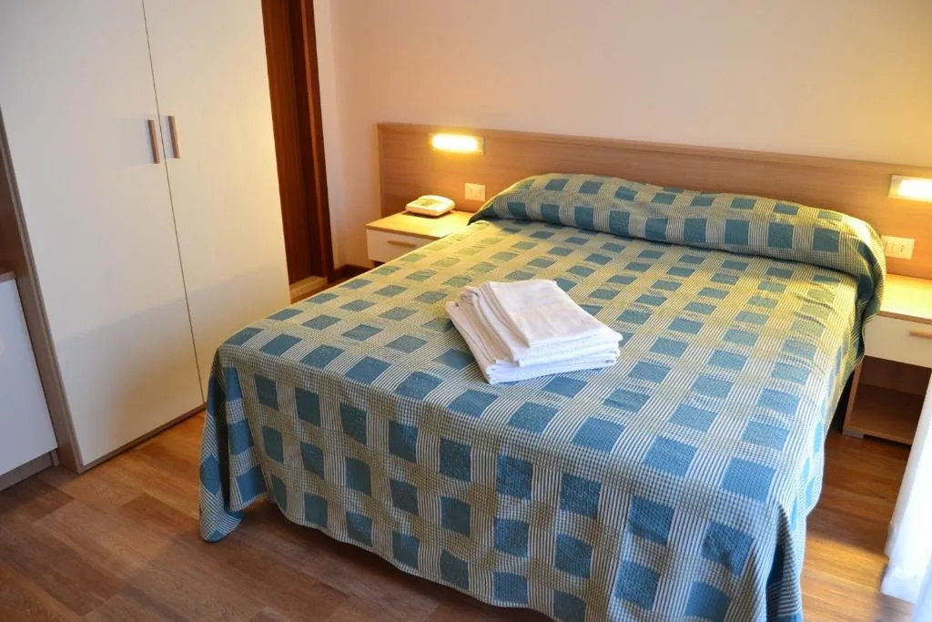 Camera Matrimoniale — Hotel Midi