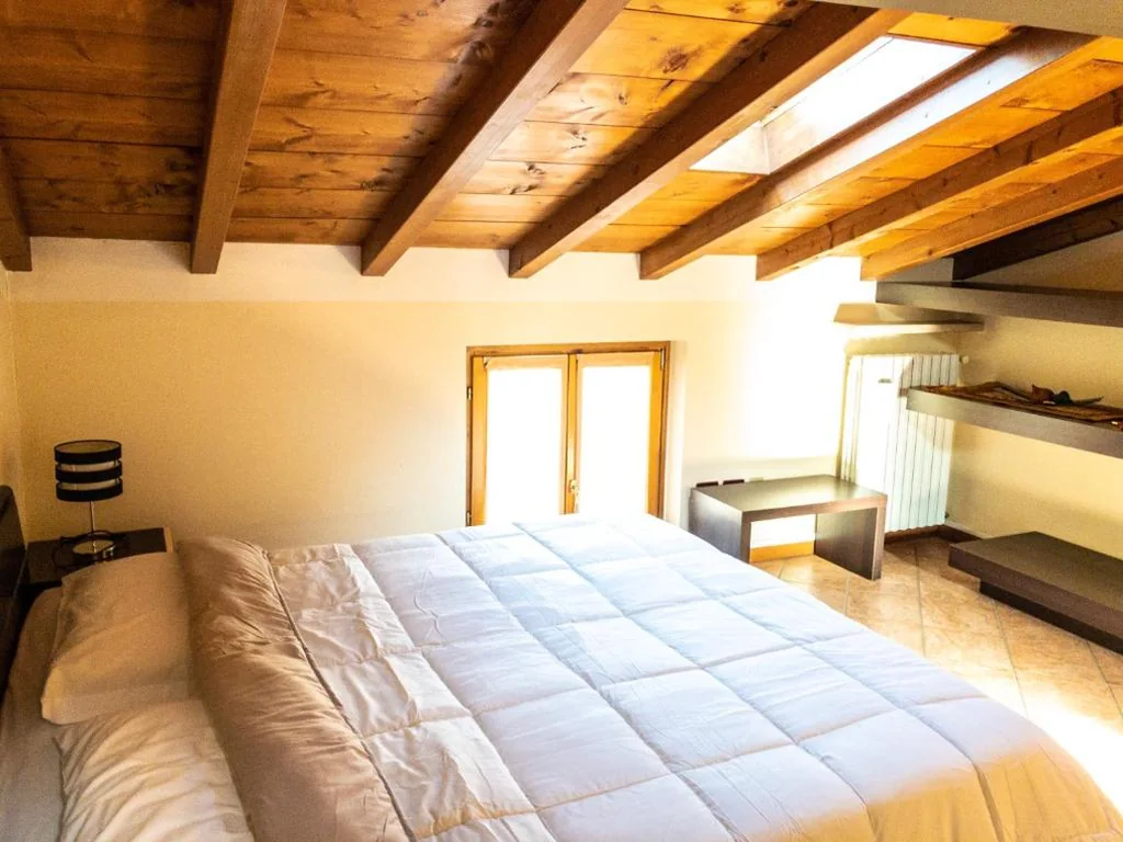 Camera Matrimoniale Mansardata — Le Finestre Su Borghetto
