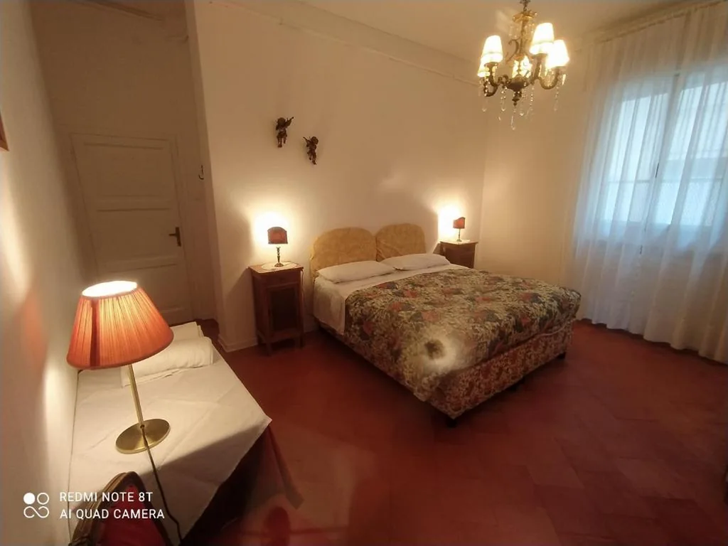 Camera Matrimoniale o Doppia con Letti Singoli con Balcone e Bagno in Comune — Casa Gialla