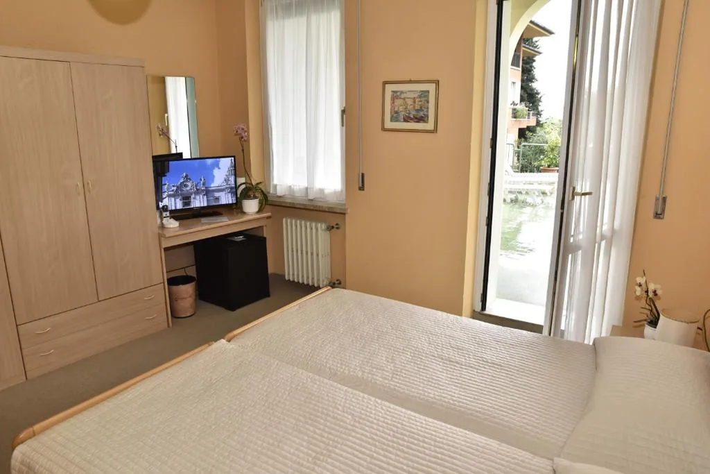 Double or Twin Room with Shared Terrace — Hotel Terminus