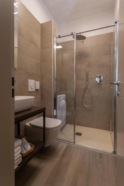 Small Double Room with Balcony and Partial Lake View — Hotel Veronesi