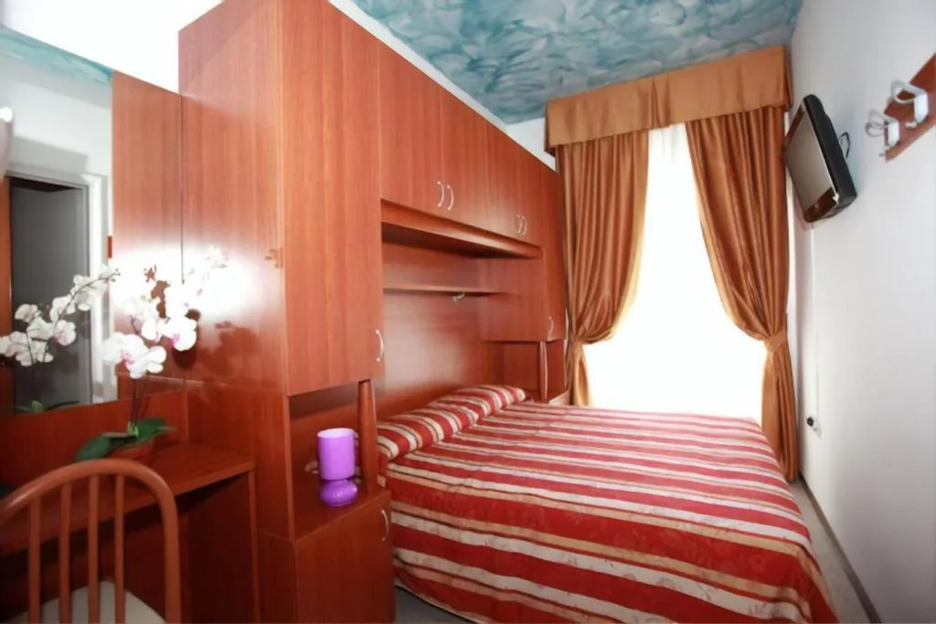 Camera Matrimoniale Piccola con Balcone — Hotel Storione