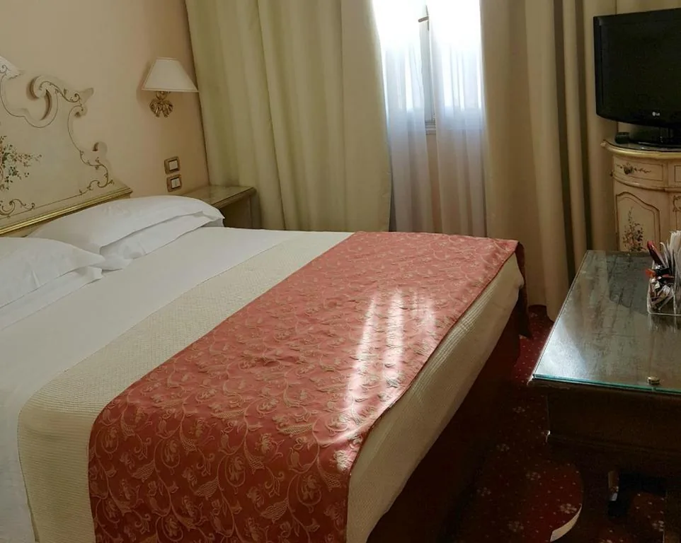 Camera Matrimoniale Piccola con Letto Matrimoniale alla Francese — Hotel Biasutti
