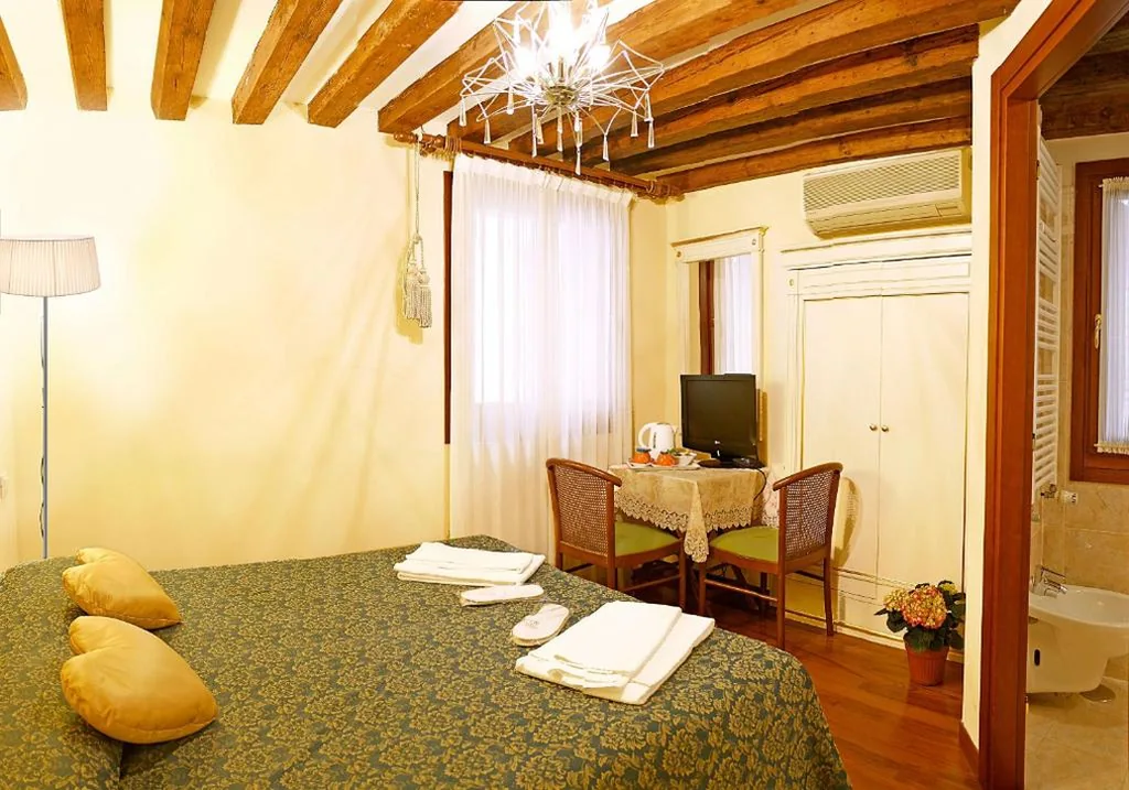 Small Double Room - Annex — Hotel San Luca Venezia