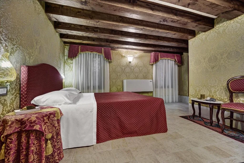 Small Double Room — Hotel Pausania