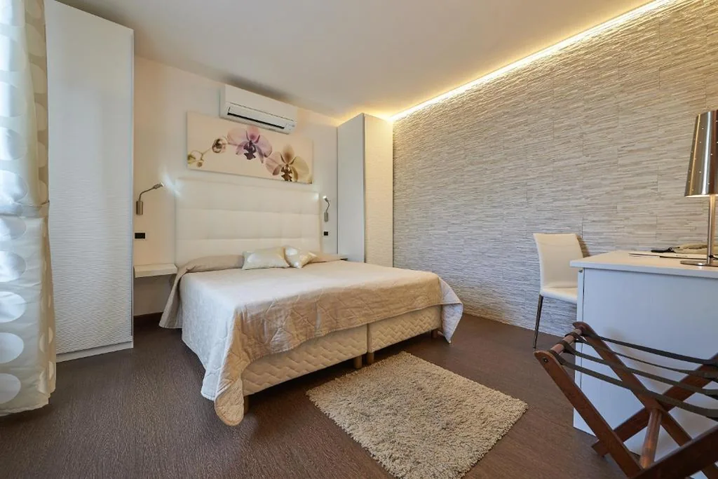 Small Double Room — Hotel Villa Smeralda