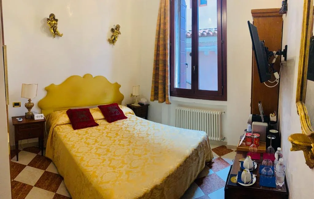 Camera Matrimoniale Piccola — Luxury Venetian Rooms
