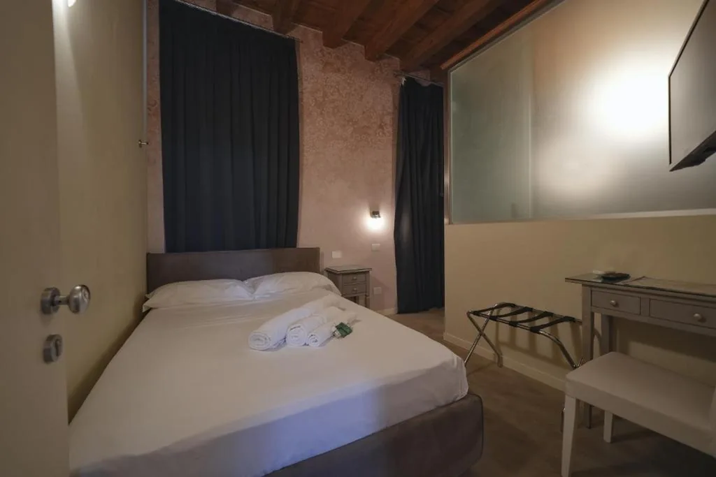 Camera Matrimoniale Piccola — Palazzo di Giulietta – Juliet’s Palace Verona