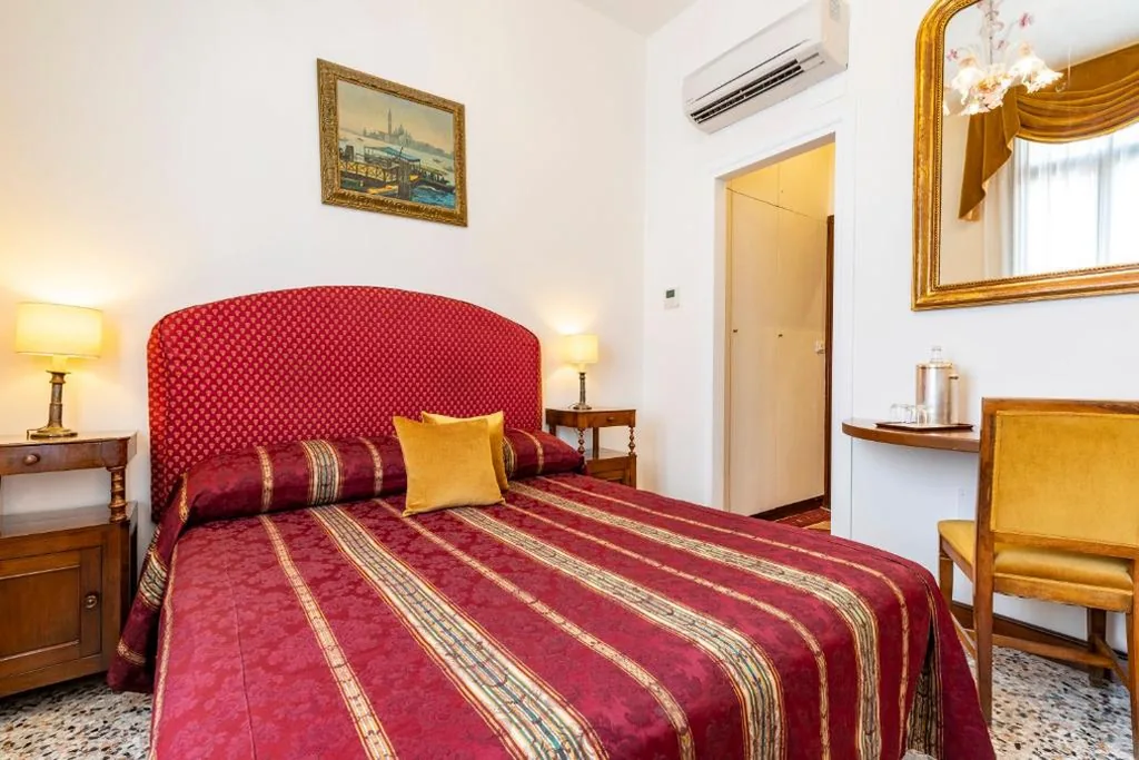 Small Double Room — Palazzo Schiavoni Residenza d’epoca & Suite-Apartments