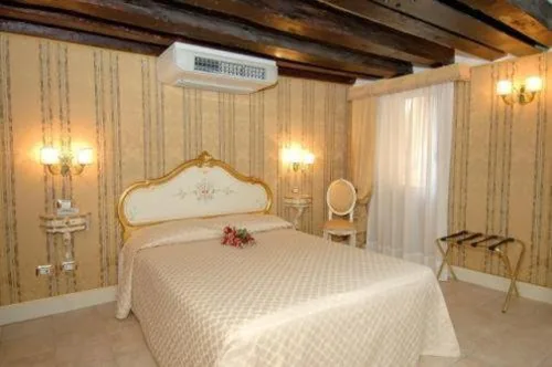 Small Double Room — Residenza Hotel San Maurizio