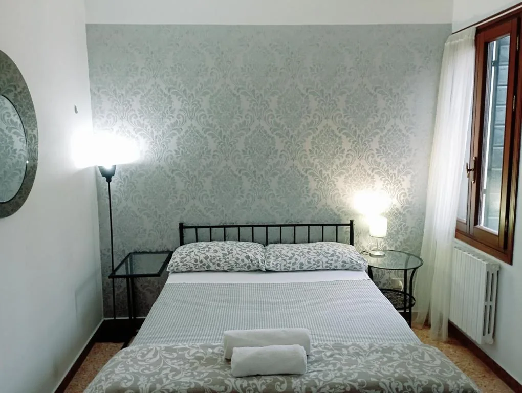Small Double Room — Two Steps from Rialto