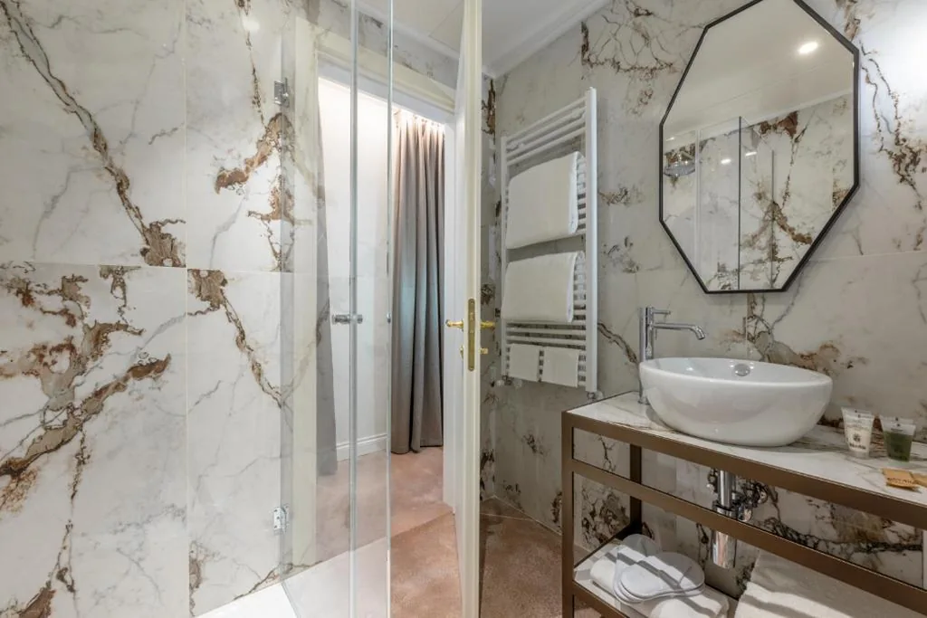 Standard Double Room — Acca Hotel