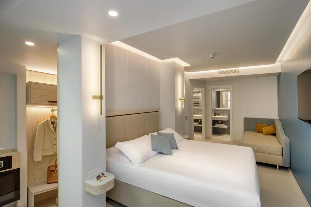 Standard Double Room — Ambasciatori Suite Hotel