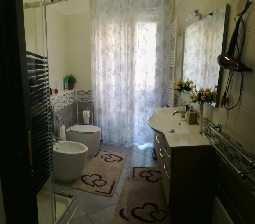 Camera Matrimoniale Standard con Bagno in Comune — Appartamento Natalia Verona