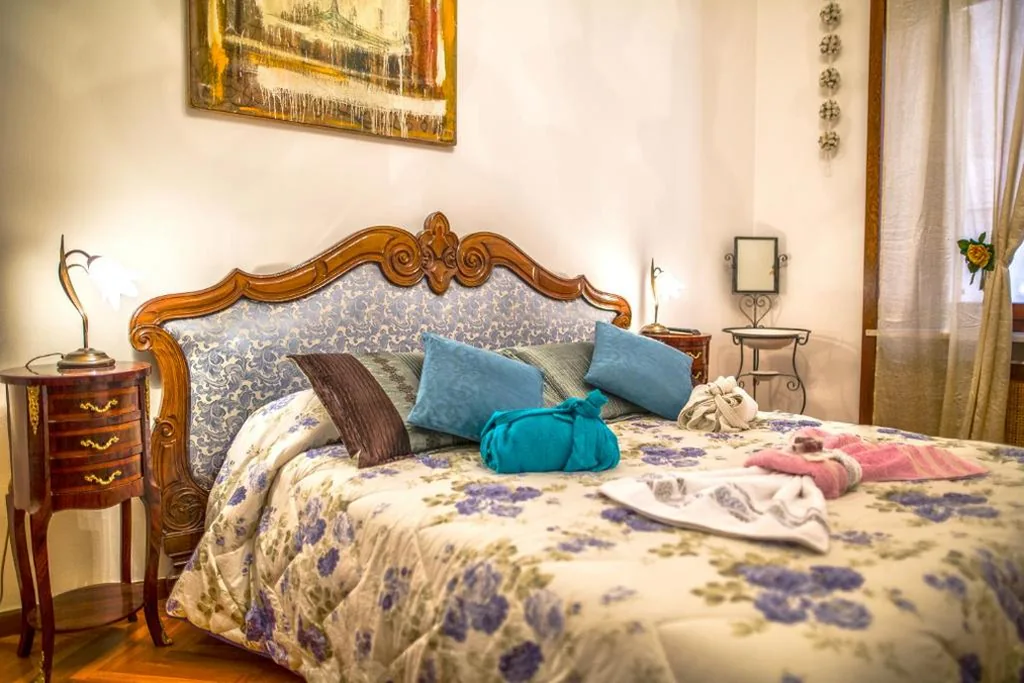 Standard Double Room with Shared Bathroom — Art&Coffee