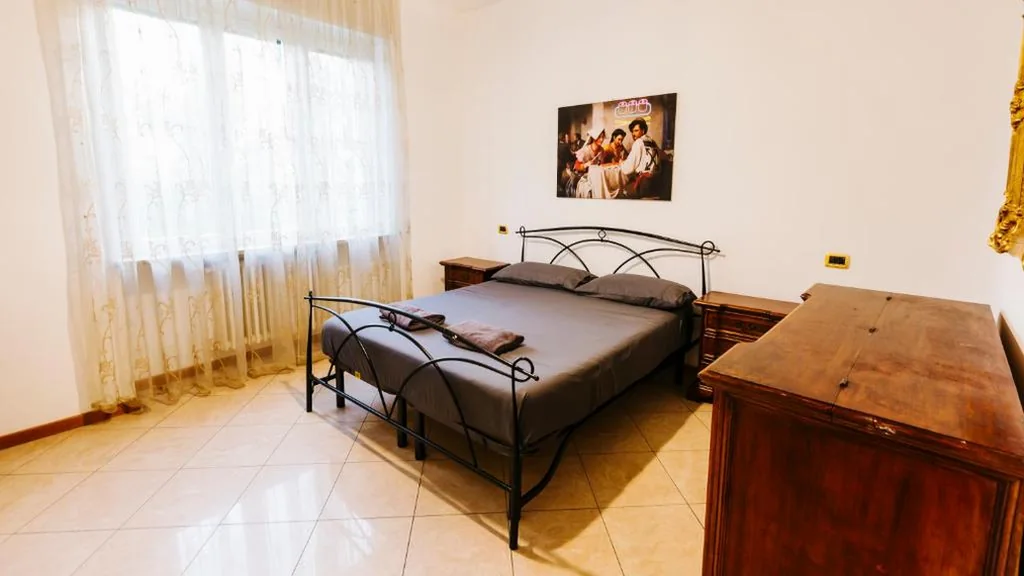 Camera Matrimoniale Standard con Bagno in Comune — Art Suites Verona