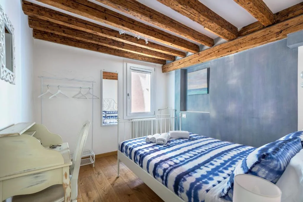 Camera Matrimoniale Standard con Bagno in Comune — Ca Bibi, Guest House Close the Grand Canal
