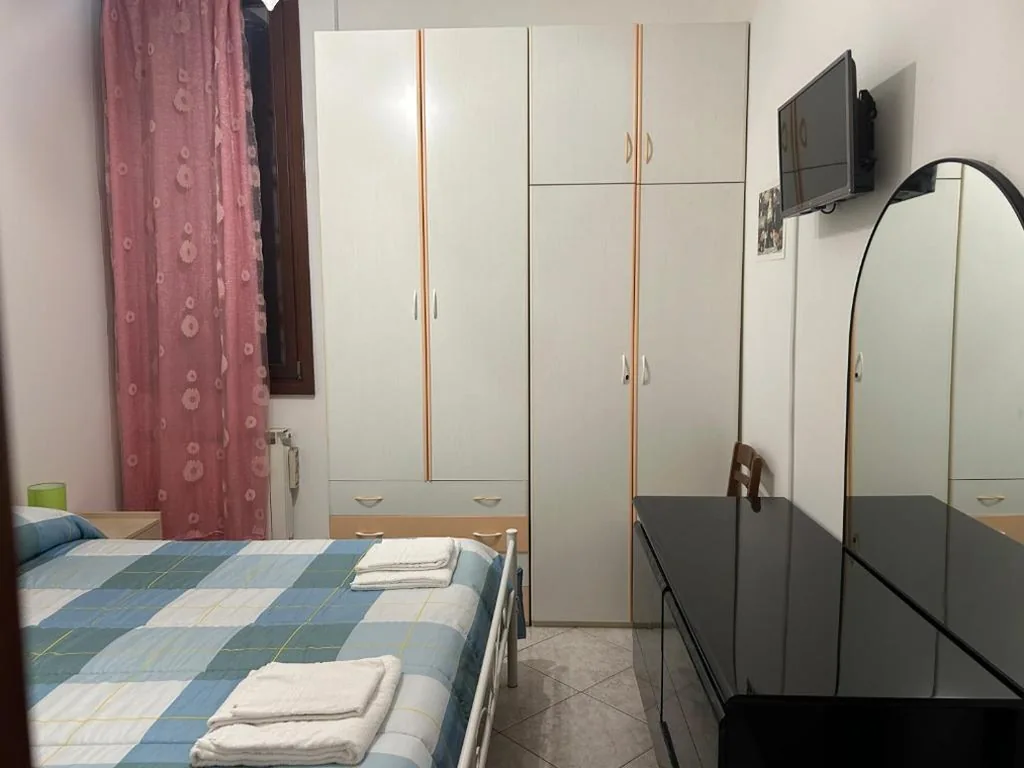 Camera Matrimoniale Standard con Bagno in Comune — CA, BOTTE