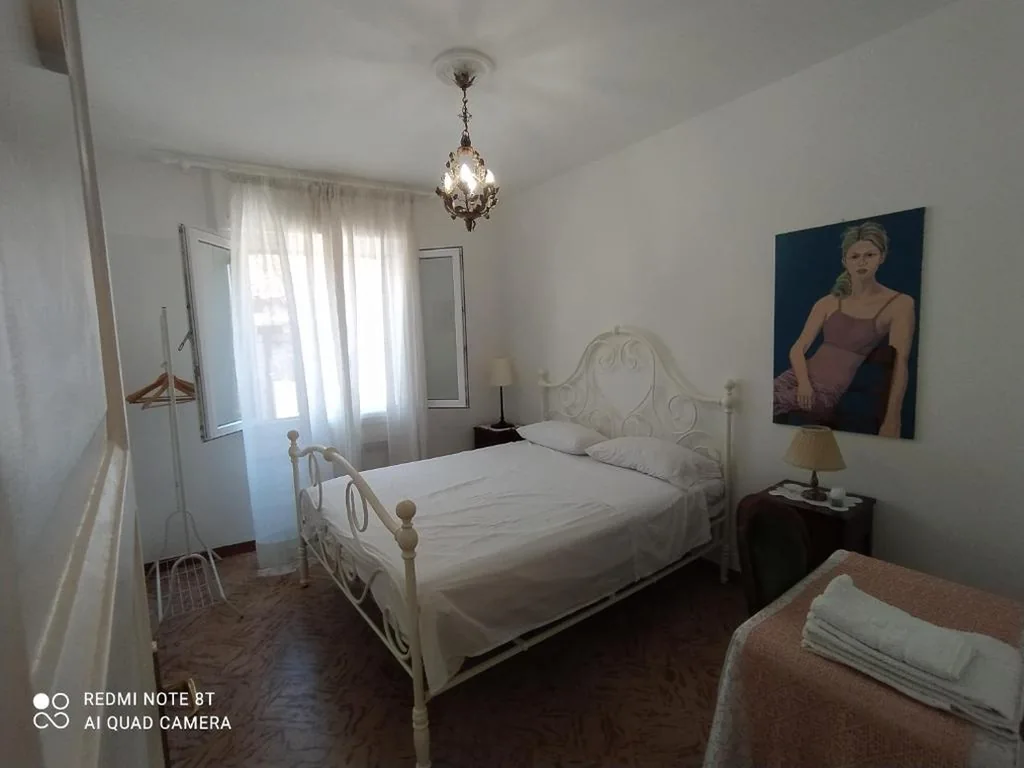 Camera Matrimoniale Standard con Bagno in Comune — Casa Gialla
