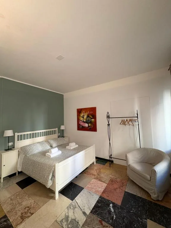 Camera Matrimoniale Standard con Bagno in Comune — Delle Rose Rooms – Le Arche Verona