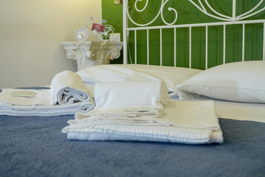 Standard Double Room with Shared Bathroom — Madam Treviso