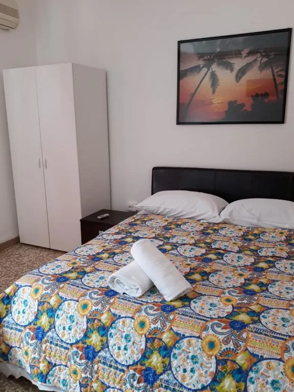 Camera Matrimoniale Standard con Bagno in Comune — Venice Concordia Guesthouse