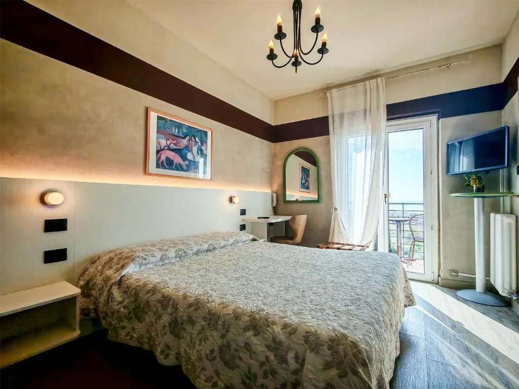 Standard Double Room with Balcony and Lake View — Hotel Castello S. Antonio