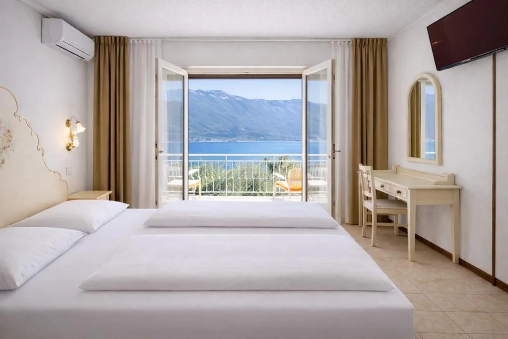 Standard Double Room with Balcony and Lake View — Hotel Villa Margherita