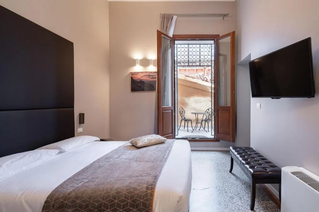 Camera Matrimoniale Standard con Balcone — Hotel Palazzo Martinelli Dolfin